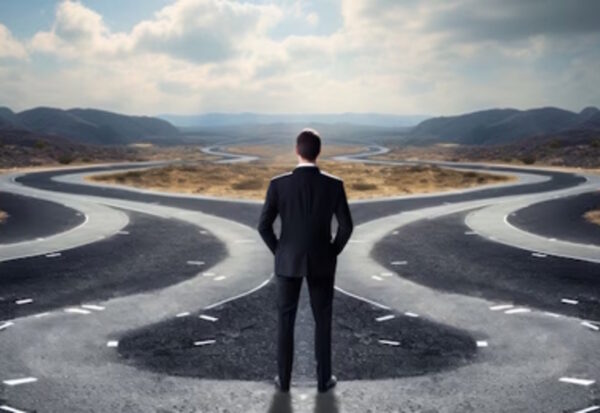manager davanti a un bivio che valuta quale strada prendere