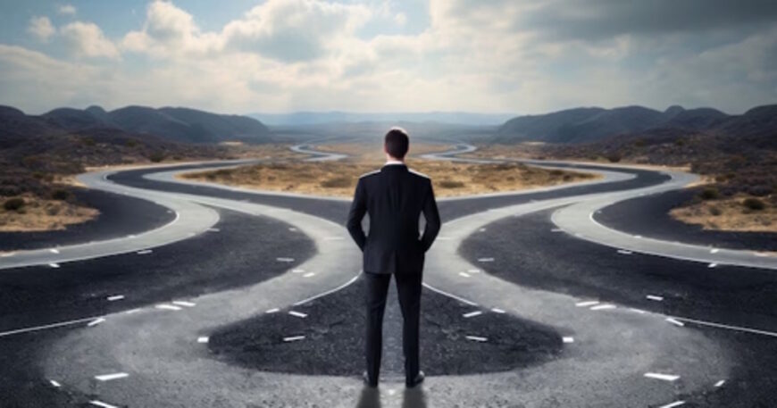 manager davanti a un bivio che valuta quale strada prendere
